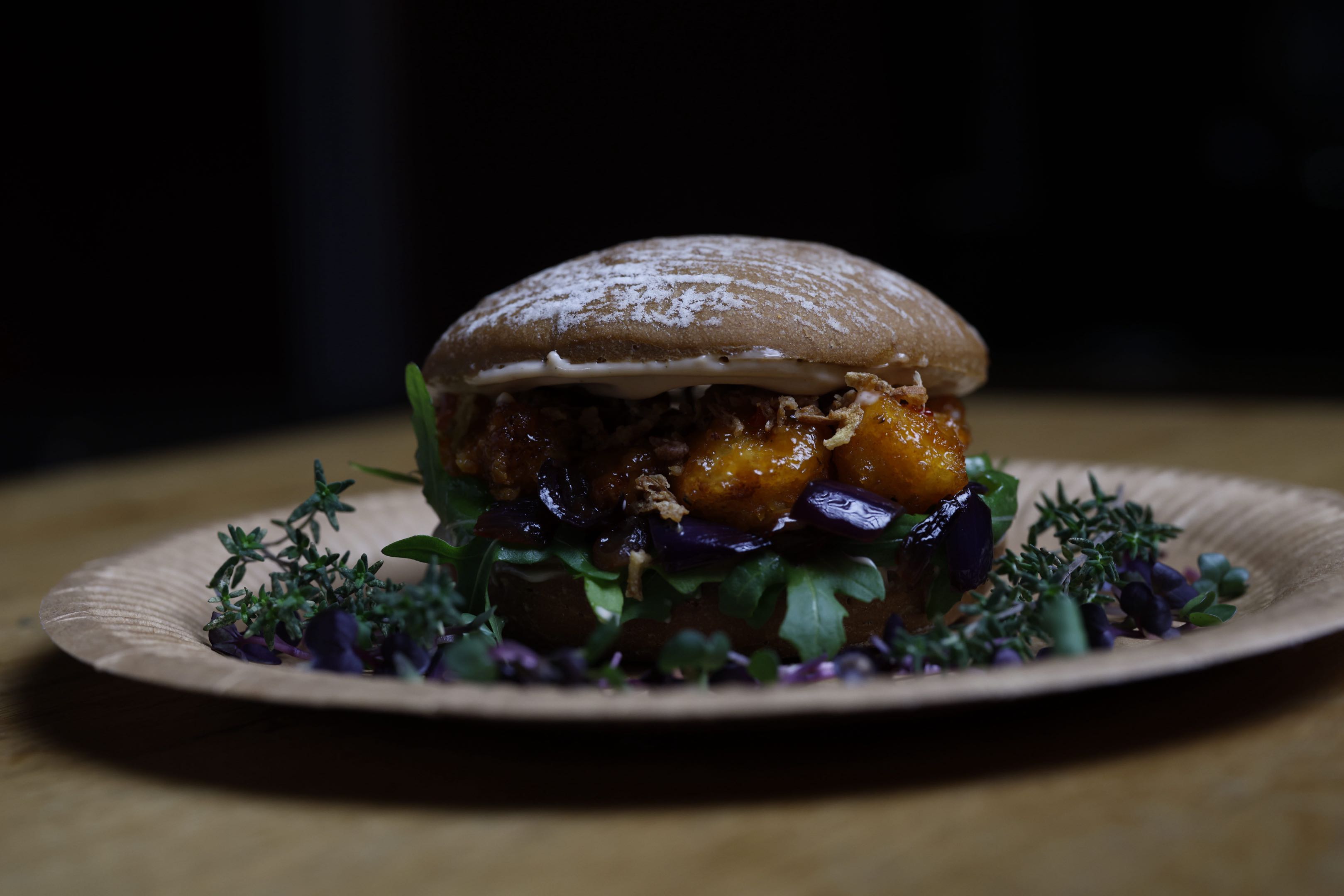 HAPS Vegan Burger mit gerösteten Blumenkohlstücken und Creamy BBQ